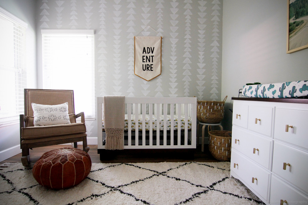 Foto de habitación de bebé ecléctica de tamaño medio