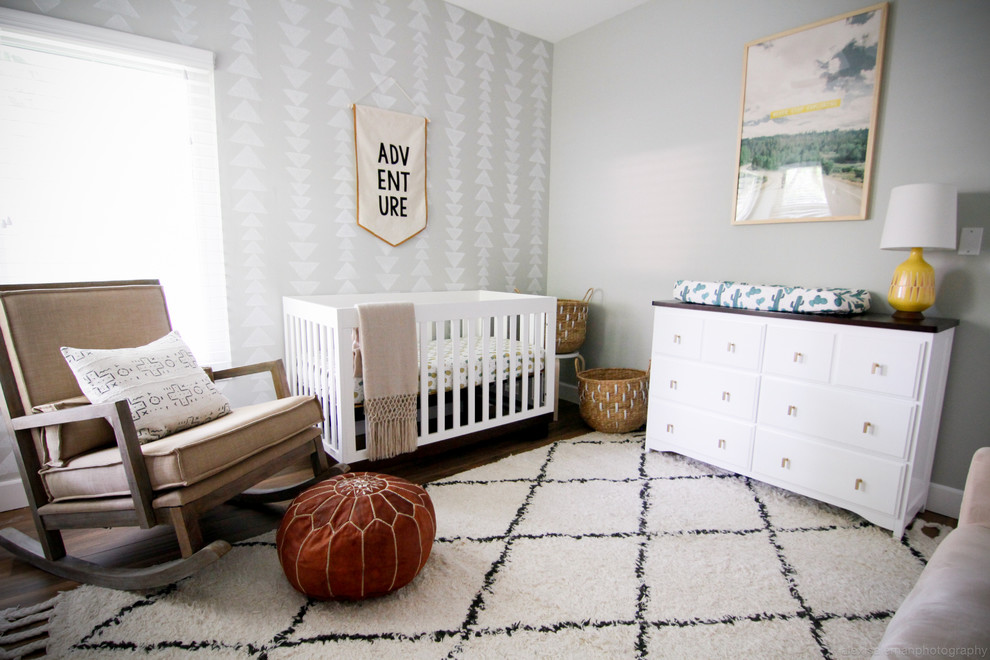 Idée de décoration pour une chambre de bébé vintage de taille moyenne.