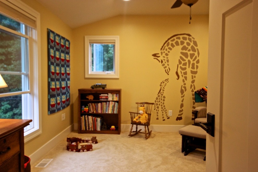 Inspiration för ett litet amerikanskt könsneutralt babyrum, med gula väggar, heltäckningsmatta och beiget golv