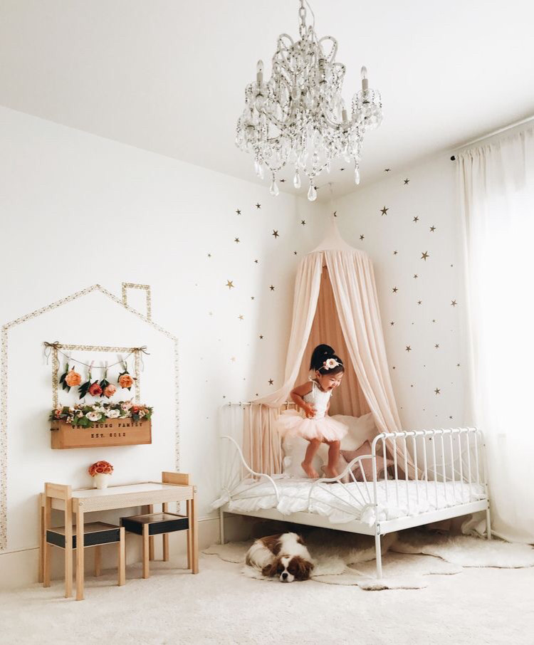 Idées déco pour une petite chambre de bébé fille contemporaine avec un mur blanc.