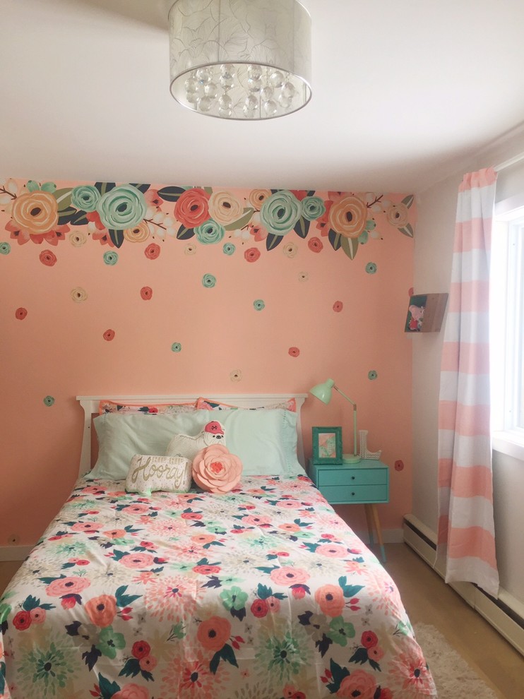 Idée de décoration pour une chambre de bébé fille style shabby chic de taille moyenne avec un mur orange.