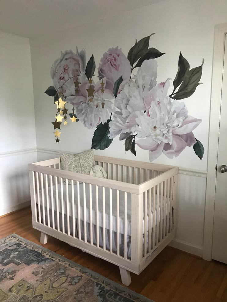 Ejemplo de habitación de bebé niña romántica grande con paredes blancas