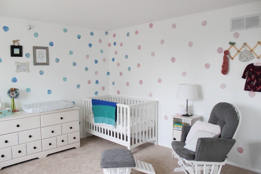 バンクーバーにある低価格の中くらいなトラディショナルスタイルのおしゃれな赤ちゃん部屋 (白い壁、男女兼用) の写真