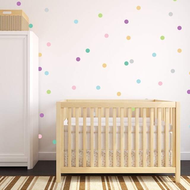 Kleines, Neutrales Modernes Babyzimmer mit weißer Wandfarbe in Vancouver