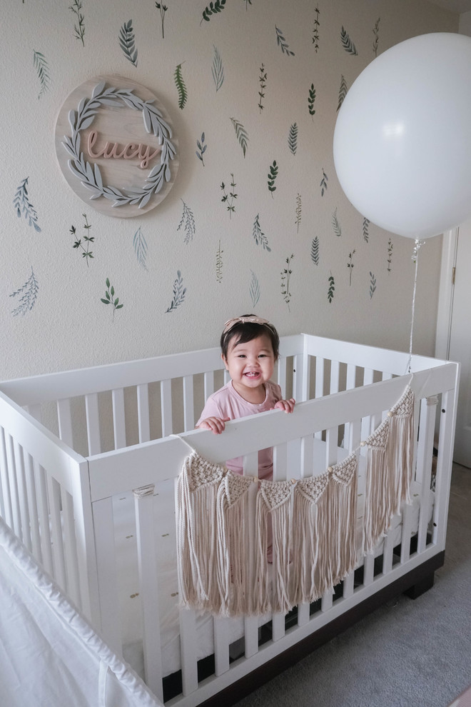 Aménagement d'une chambre de bébé fille romantique de taille moyenne avec un mur blanc.