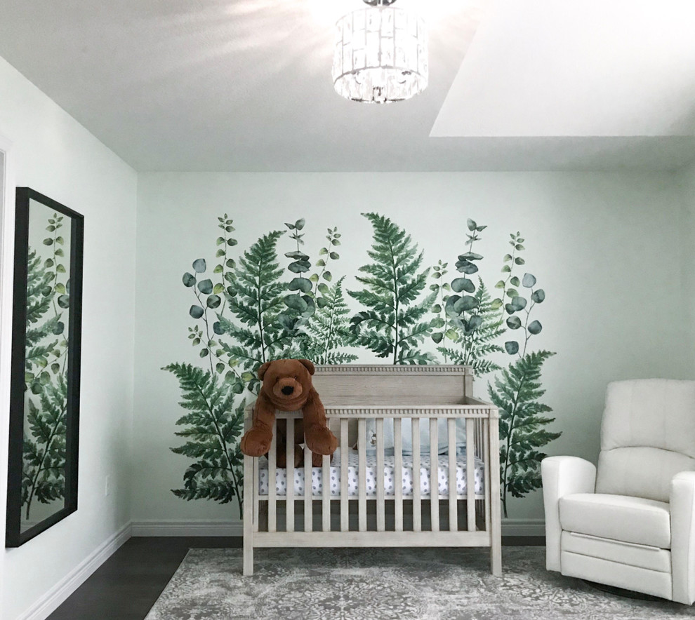 Réalisation d'une grande chambre de bébé neutre design avec un mur vert.