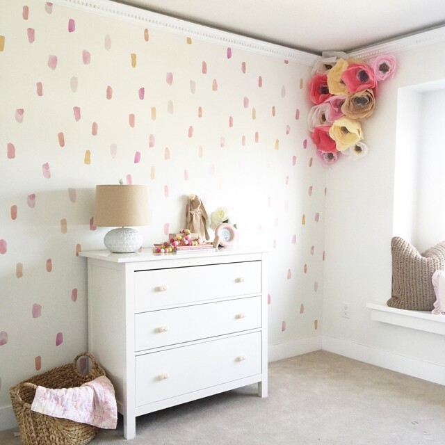 Foto de habitación de bebé niña romántica de tamaño medio con paredes blancas