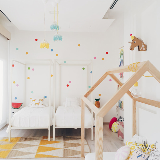 Ispirazione per una piccola cameretta per neonati neutra contemporanea con pareti bianche