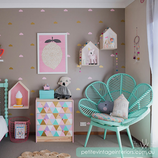 Идея дизайна: маленькая комната для малыша в современном стиле с бежевыми стенами для на участке и в саду, девочки