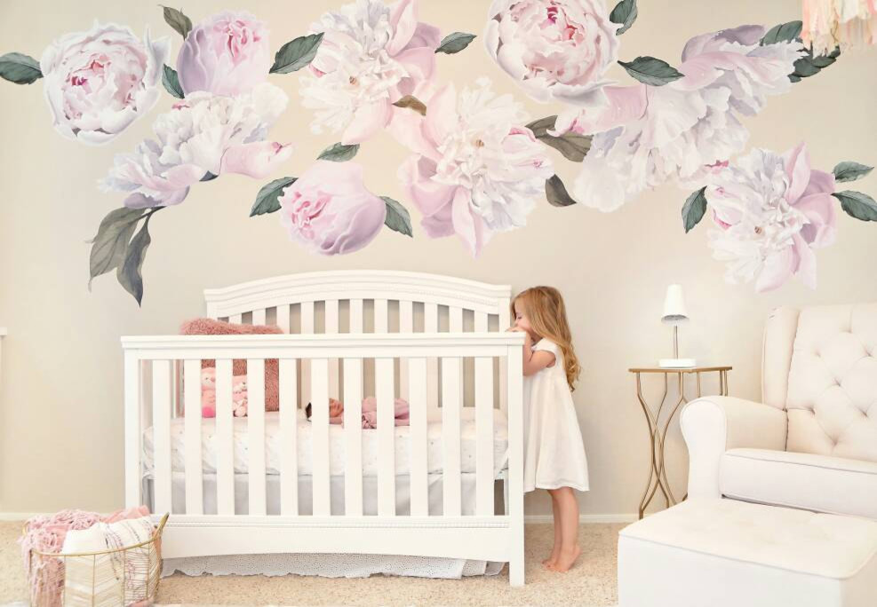 Ejemplo de habitación de bebé niña clásica grande con paredes beige