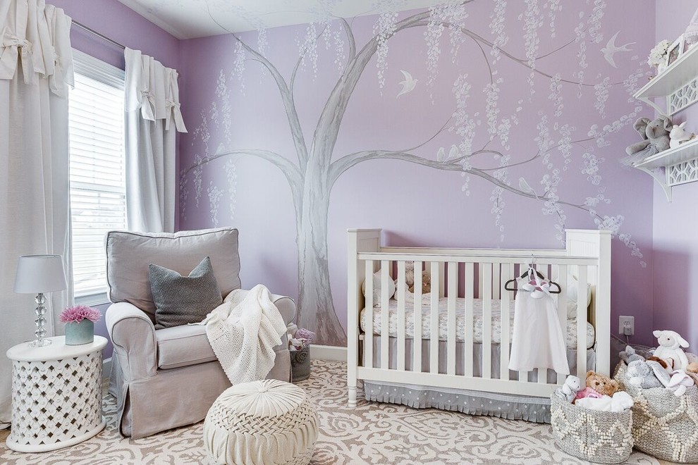 Bild på ett vintage babyrum, med lila väggar