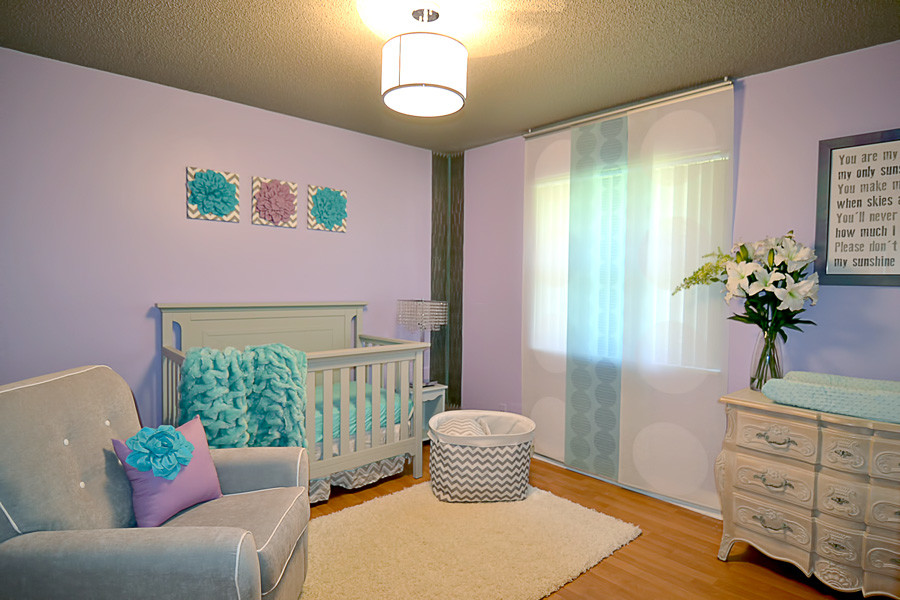 Mittelgroßes Modernes Babyzimmer mit lila Wandfarbe und hellem Holzboden in Miami