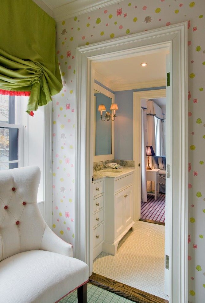 Aménagement d'une chambre de bébé fille romantique de taille moyenne avec un mur rose, moquette et un sol gris.