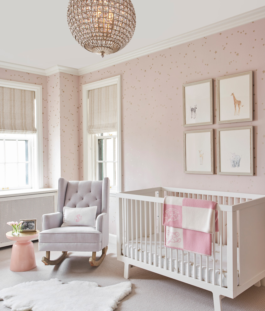 Свежая идея для дизайна: комната для малыша: освещение в стиле неоклассика (современная классика) с розовыми стенами, ковровым покрытием и серым полом для девочки - отличное фото интерьера