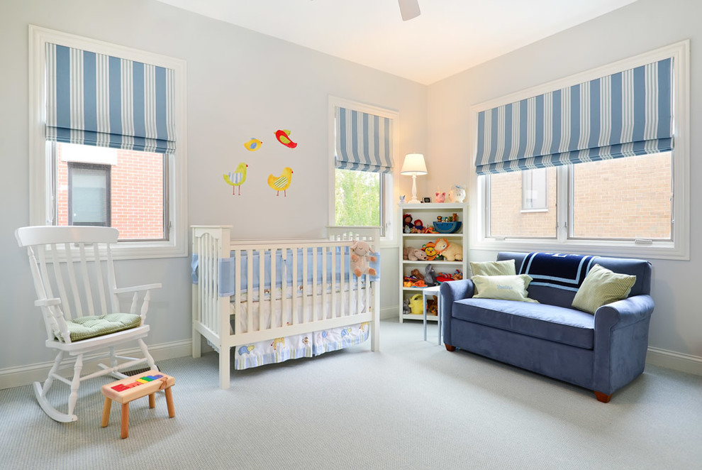 Klassisches Babyzimmer mit grauer Wandfarbe, Teppichboden und grauem Boden in Chicago