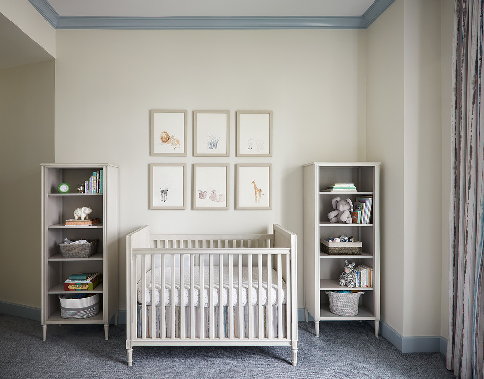 На фото: нейтральная комната для малыша в стиле неоклассика (современная классика) с бежевыми стенами, ковровым покрытием и синим полом с