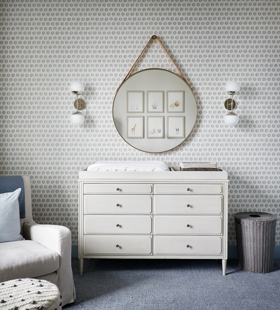 Источник вдохновения для домашнего уюта: нейтральная комната для малыша в стиле неоклассика (современная классика) с разноцветными стенами, ковровым покрытием и синим полом
