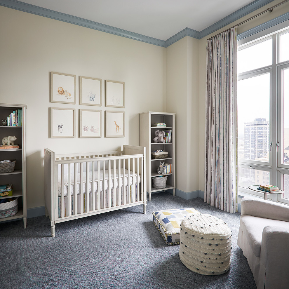 На фото: нейтральная комната для малыша в стиле неоклассика (современная классика) с