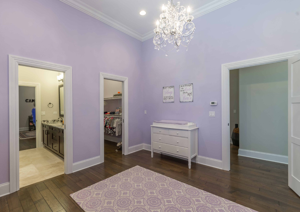 Пример оригинального дизайна: комната для малыша среднего размера в стиле неоклассика (современная классика) с фиолетовыми стенами, паркетным полом среднего тона, коричневым полом, многоуровневым потолком и обоями на стенах для девочки