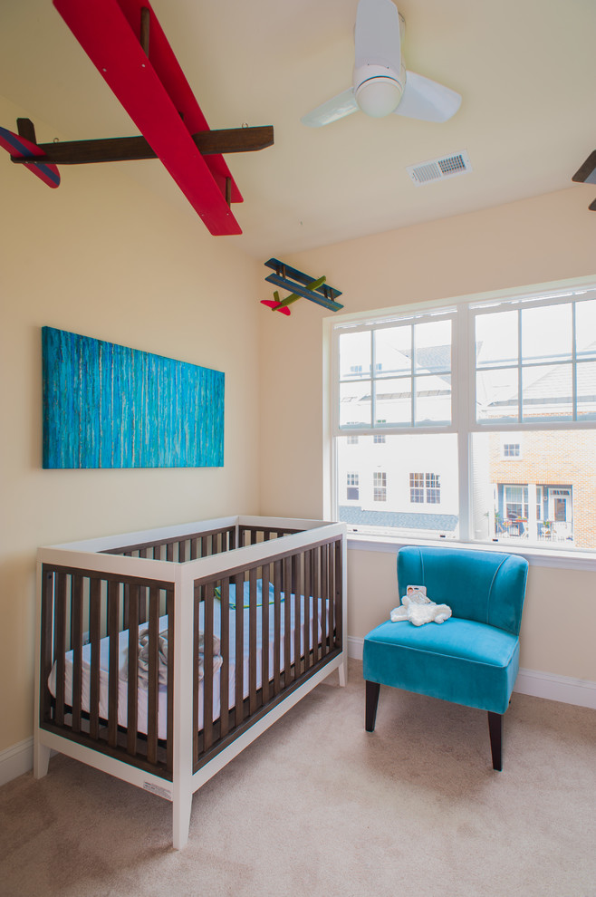 Ispirazione per una cameretta per neonato contemporanea di medie dimensioni con pareti beige, moquette e pavimento beige