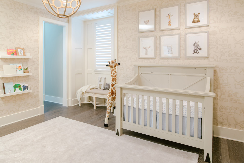 Idées déco pour une chambre de bébé neutre bord de mer avec un mur beige, parquet foncé et un sol marron.