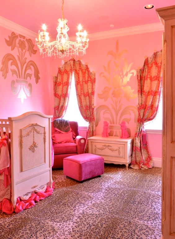 Стильный дизайн: большая нейтральная комната для малыша в стиле неоклассика (современная классика) с розовыми стенами и ковровым покрытием - последний тренд