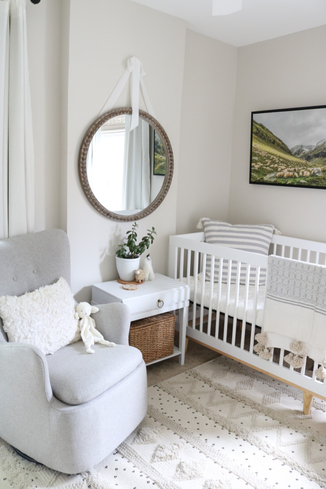 Modelo de habitación de bebé neutra escandinava pequeña con paredes grises y moqueta