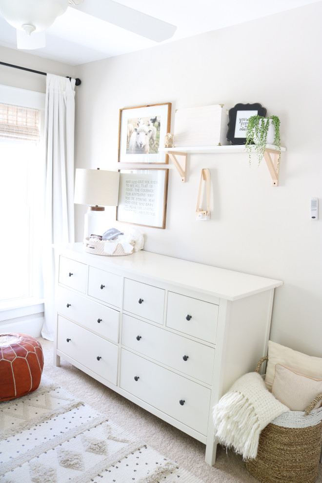 На фото: маленькая нейтральная комната для малыша в скандинавском стиле с серыми стенами и ковровым покрытием для на участке и в саду