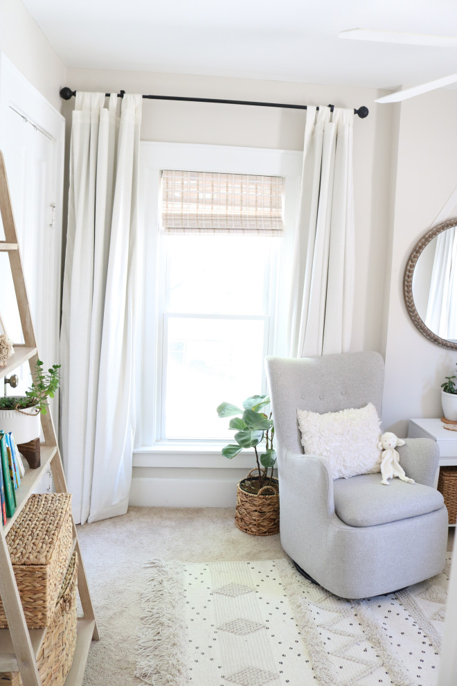 Пример оригинального дизайна: маленькая нейтральная комната для малыша в скандинавском стиле с серыми стенами и ковровым покрытием для на участке и в саду