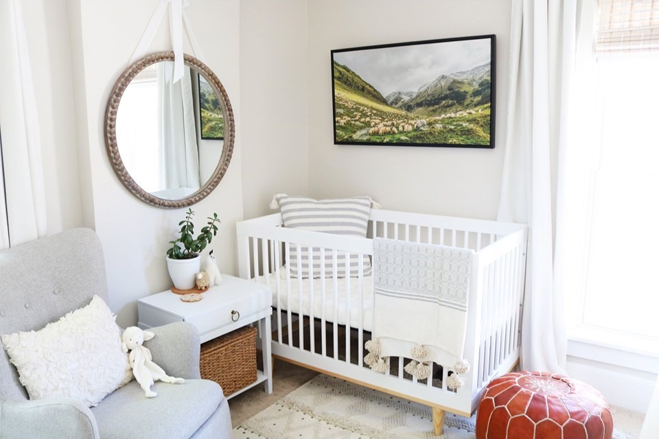 Cette photo montre une petite chambre de bébé neutre scandinave avec un mur gris et moquette.