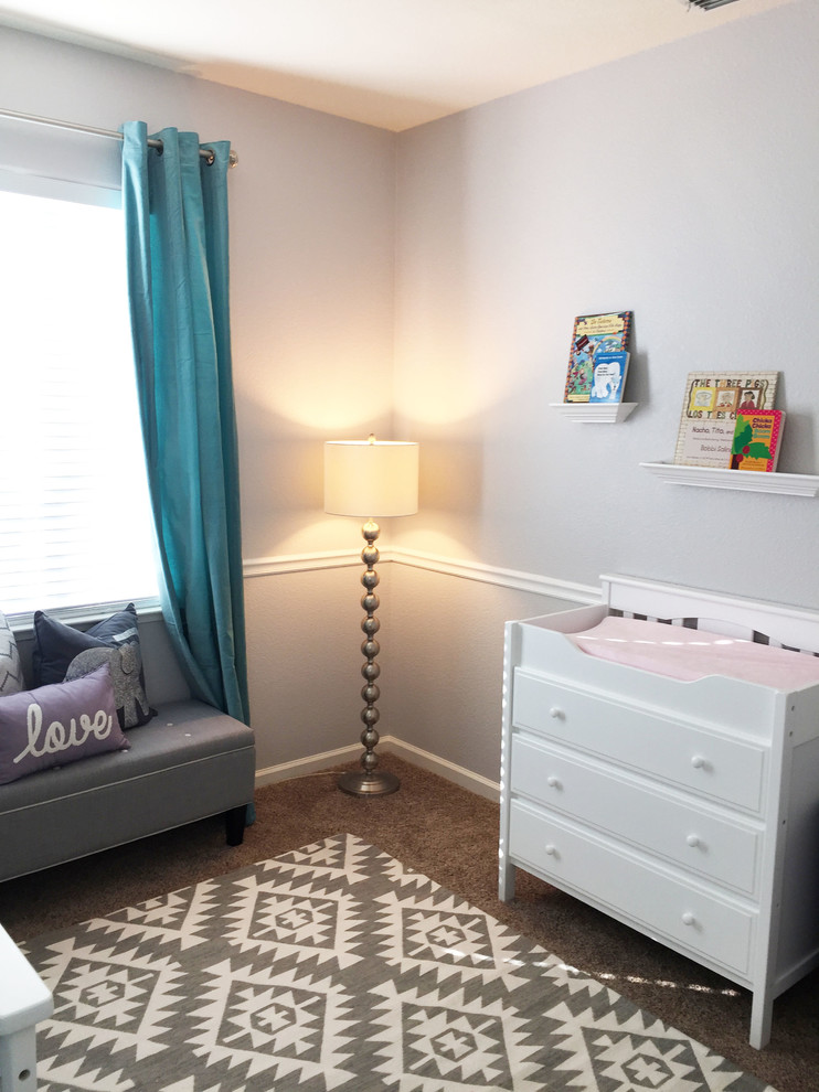 Idée de décoration pour une petite chambre de bébé fille style shabby chic avec un mur gris et moquette.