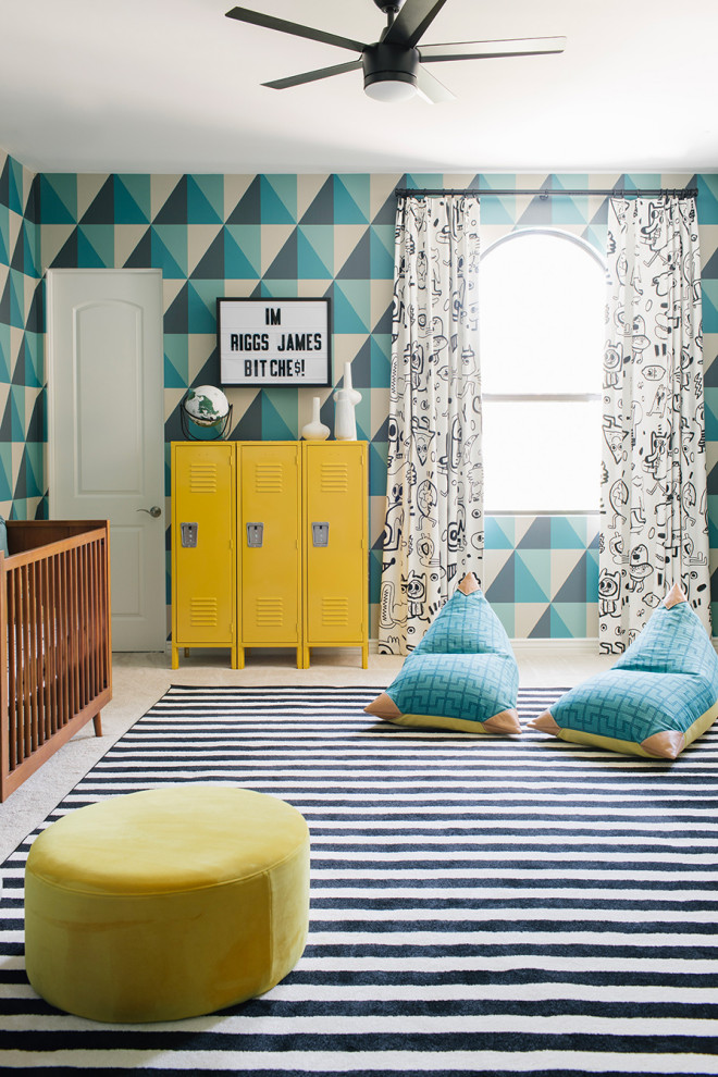 Idée de décoration pour une chambre de bébé tradition avec un mur multicolore, moquette, un sol beige et du papier peint.