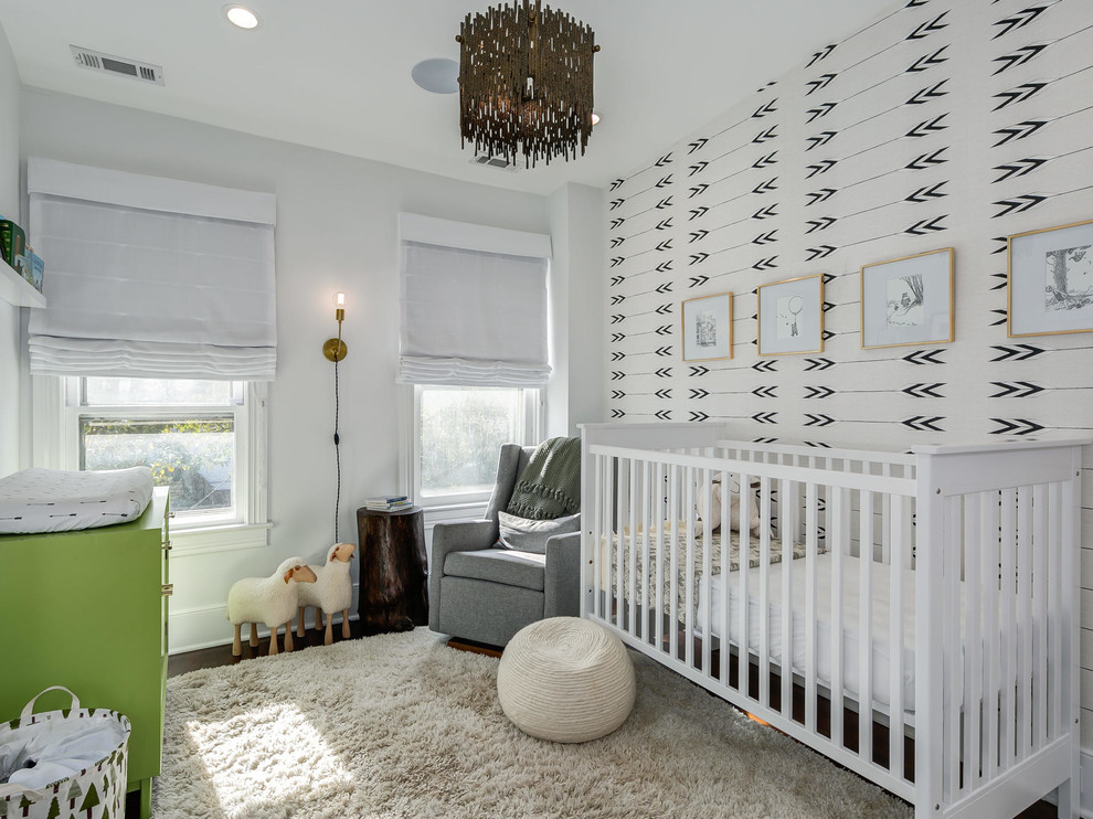 Idée de décoration pour une chambre de bébé neutre tradition avec un mur blanc, parquet foncé et un sol marron.