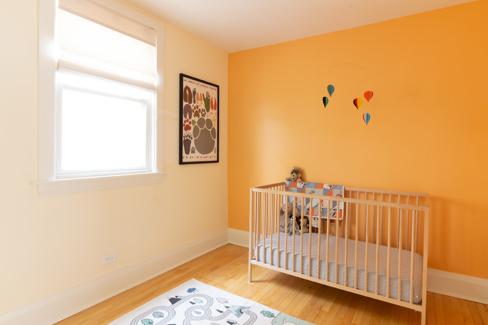 Источник вдохновения для домашнего уюта: нейтральная комната для малыша в скандинавском стиле с оранжевыми стенами, светлым паркетным полом и желтым полом