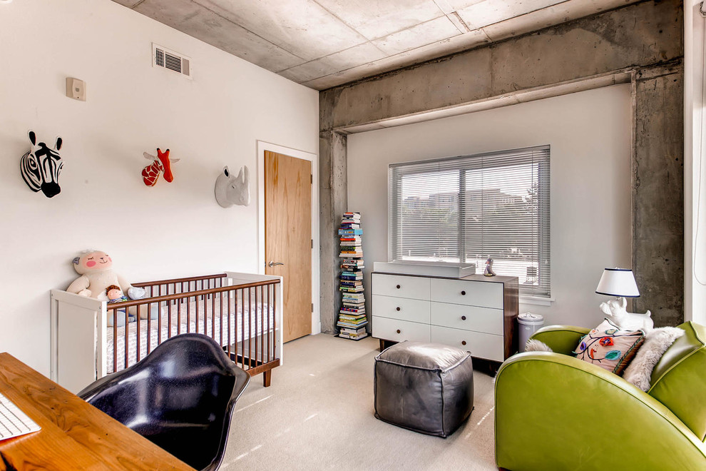 Ejemplo de habitación de bebé contemporánea con paredes blancas, moqueta y suelo beige