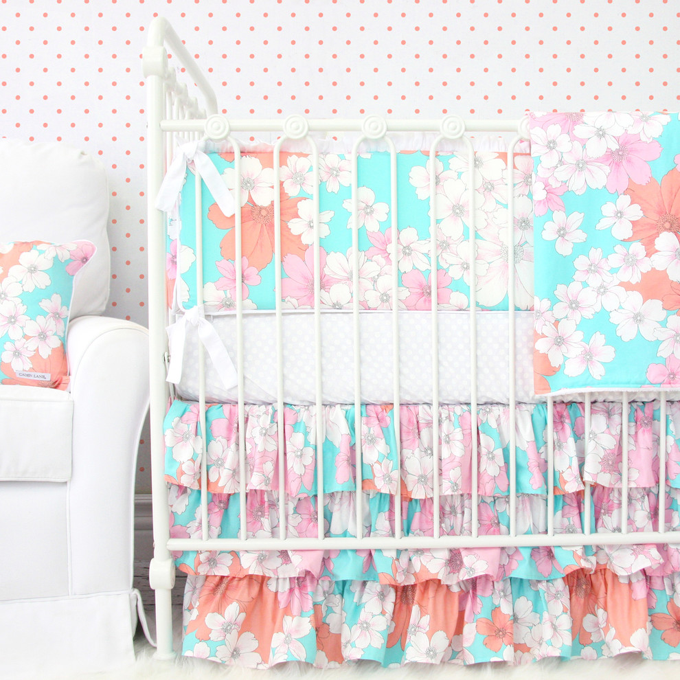 На фото: маленькая комната для малыша в стиле шебби-шик с разноцветными стенами и ковровым покрытием для на участке и в саду, девочки с