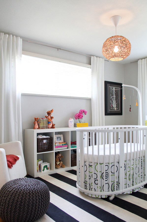 Diseño de habitación de bebé contemporánea de tamaño medio con paredes grises, moqueta y suelo multicolor