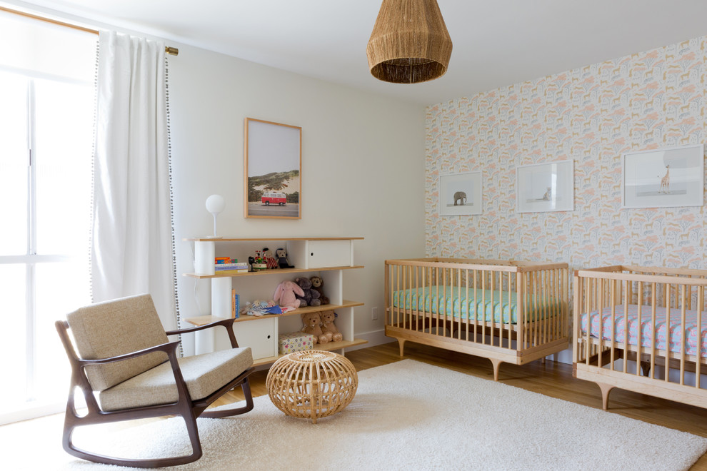 Idée de décoration pour une chambre de bébé neutre design avec un mur multicolore et un sol blanc.