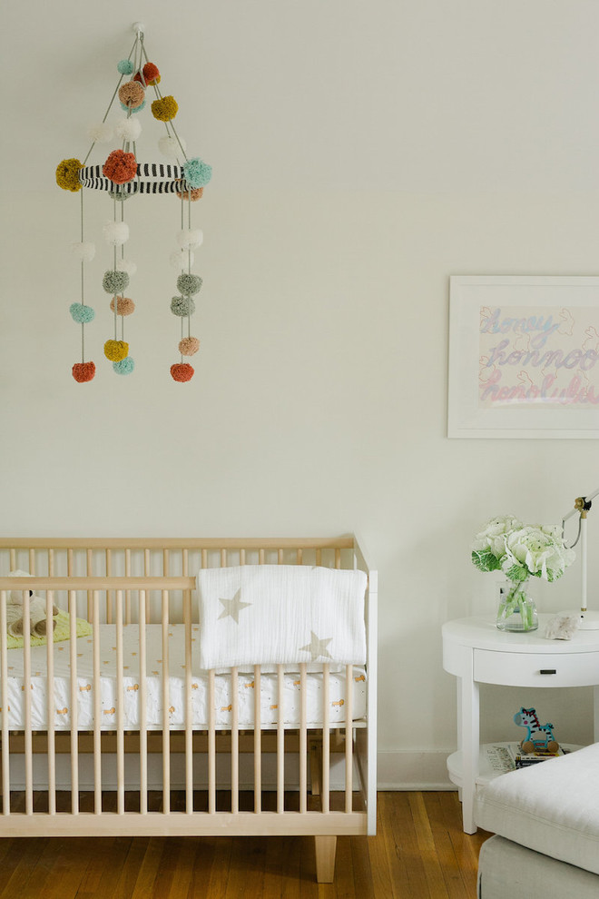 Idée de décoration pour une chambre de bébé neutre tradition.