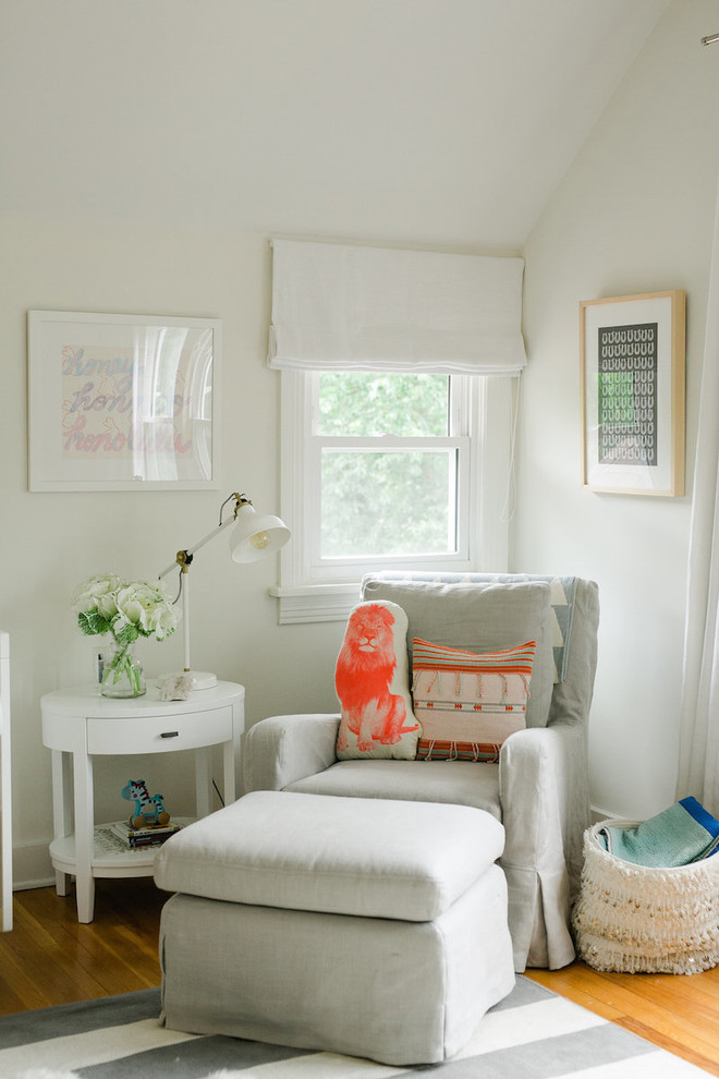 ナッシュビルにあるトランジショナルスタイルのおしゃれな赤ちゃん部屋 (男女兼用、白い壁、無垢フローリング、茶色い床) の写真