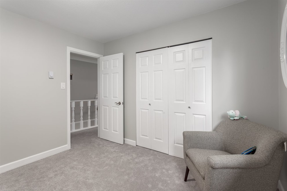Inspiration pour une chambre de bébé neutre traditionnelle de taille moyenne avec un mur gris, moquette et un sol gris.
