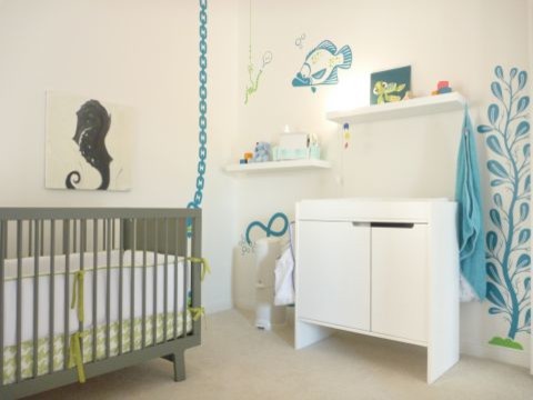 Foto de habitación de bebé niño minimalista pequeña con paredes blancas y moqueta