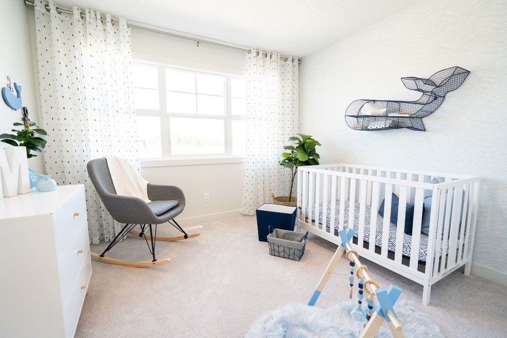 Идея дизайна: комната для малыша среднего размера в морском стиле с белыми стенами, ковровым покрытием и серым полом для мальчика