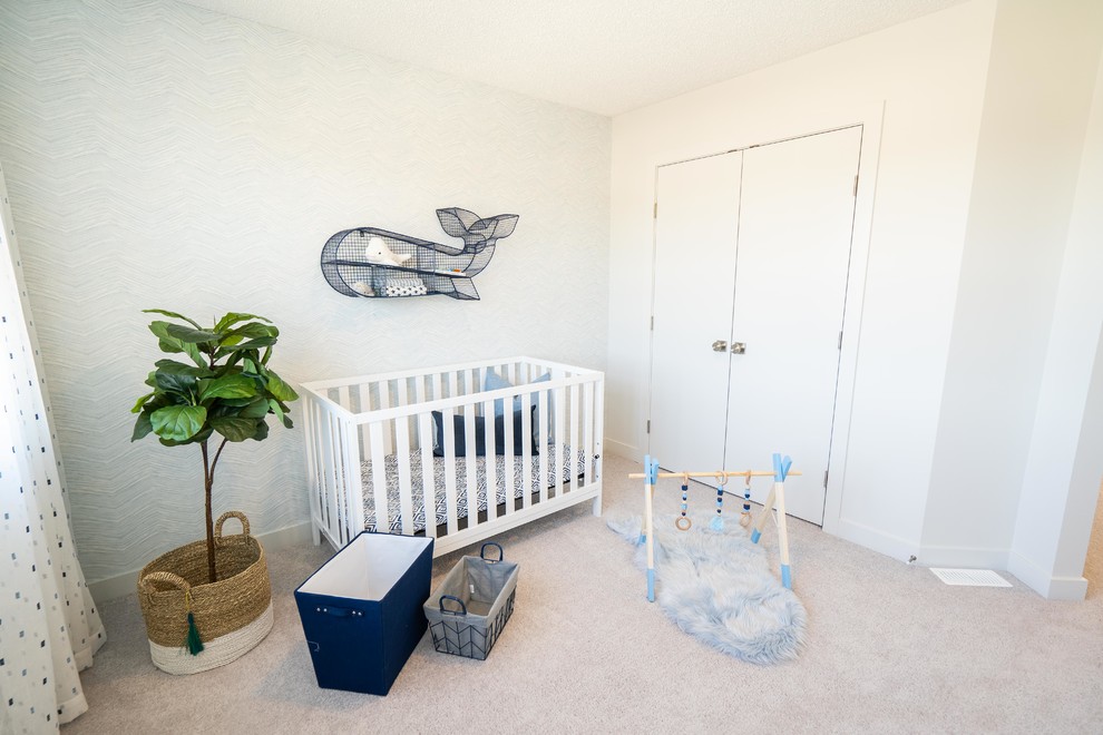 Ispirazione per una cameretta per neonato costiera di medie dimensioni con pareti bianche, moquette e pavimento grigio