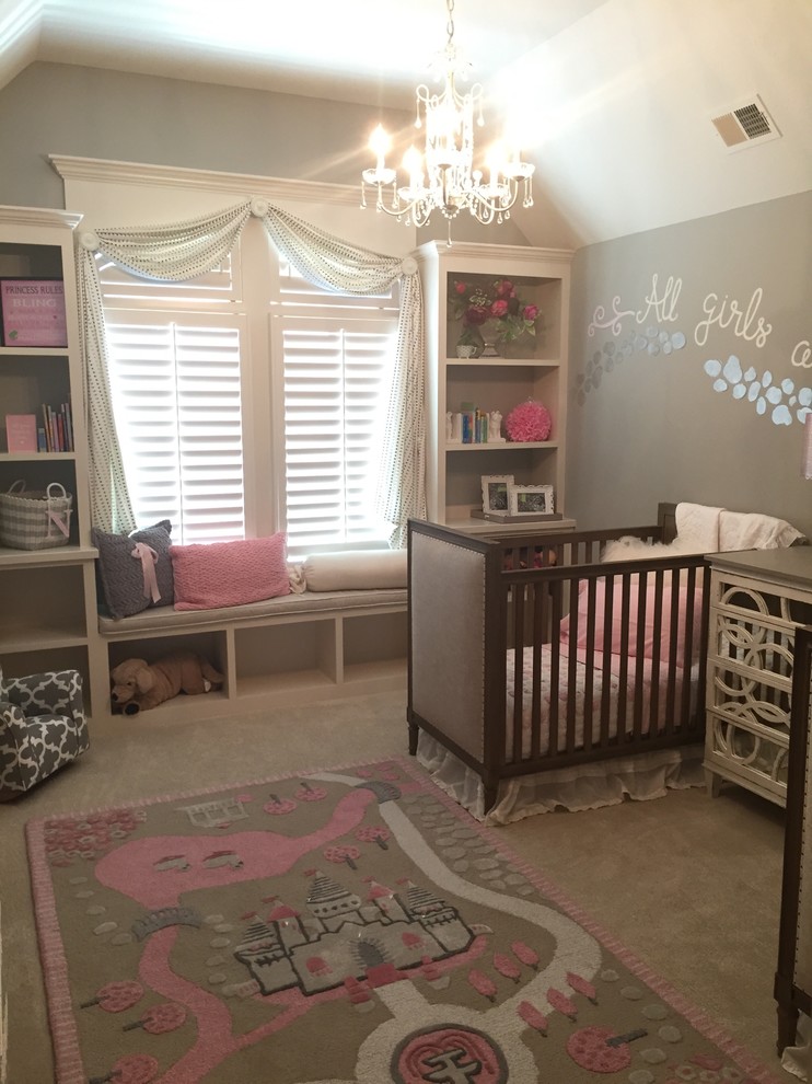 Exemple d'une chambre de bébé fille romantique de taille moyenne avec un mur gris et moquette.