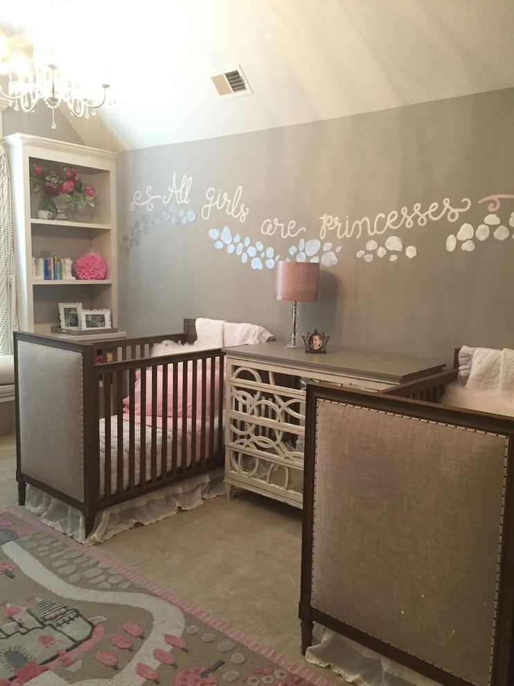 Cette image montre une chambre de bébé fille style shabby chic de taille moyenne avec un mur gris et moquette.