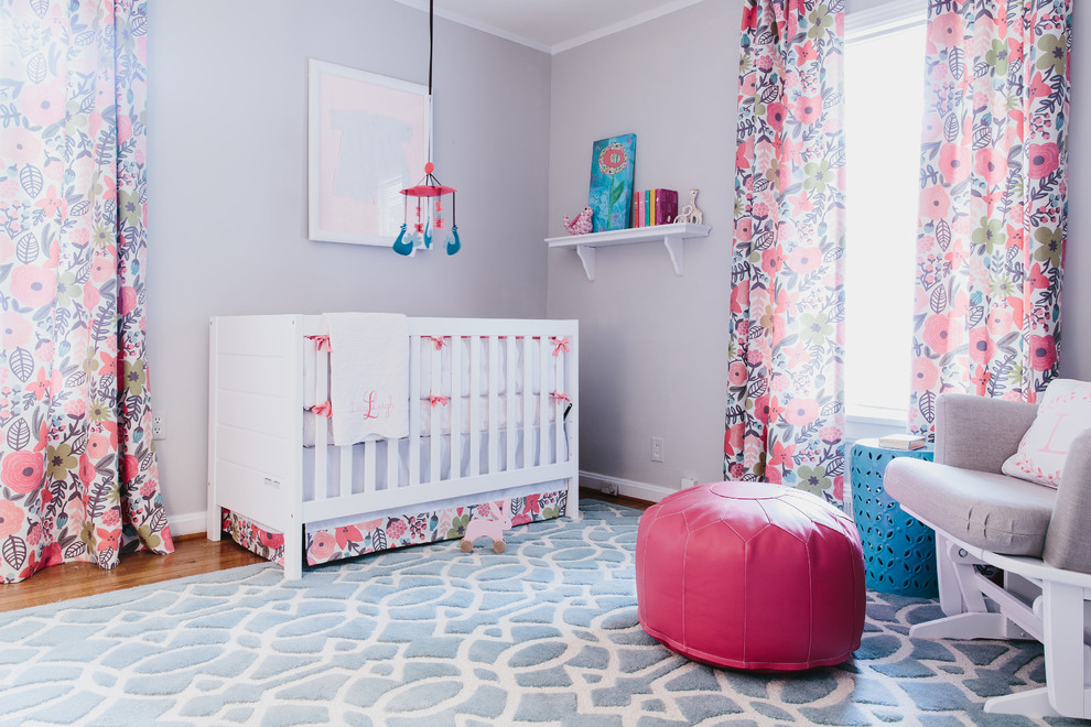 アトランタにあるお手頃価格の中くらいなトラディショナルスタイルのおしゃれな赤ちゃん部屋 (グレーの壁、無垢フローリング、女の子用) の写真