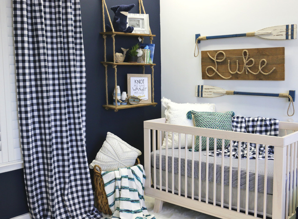 Exemple d'une petite chambre de bébé garçon bord de mer avec un mur bleu, sol en stratifié et un sol beige.