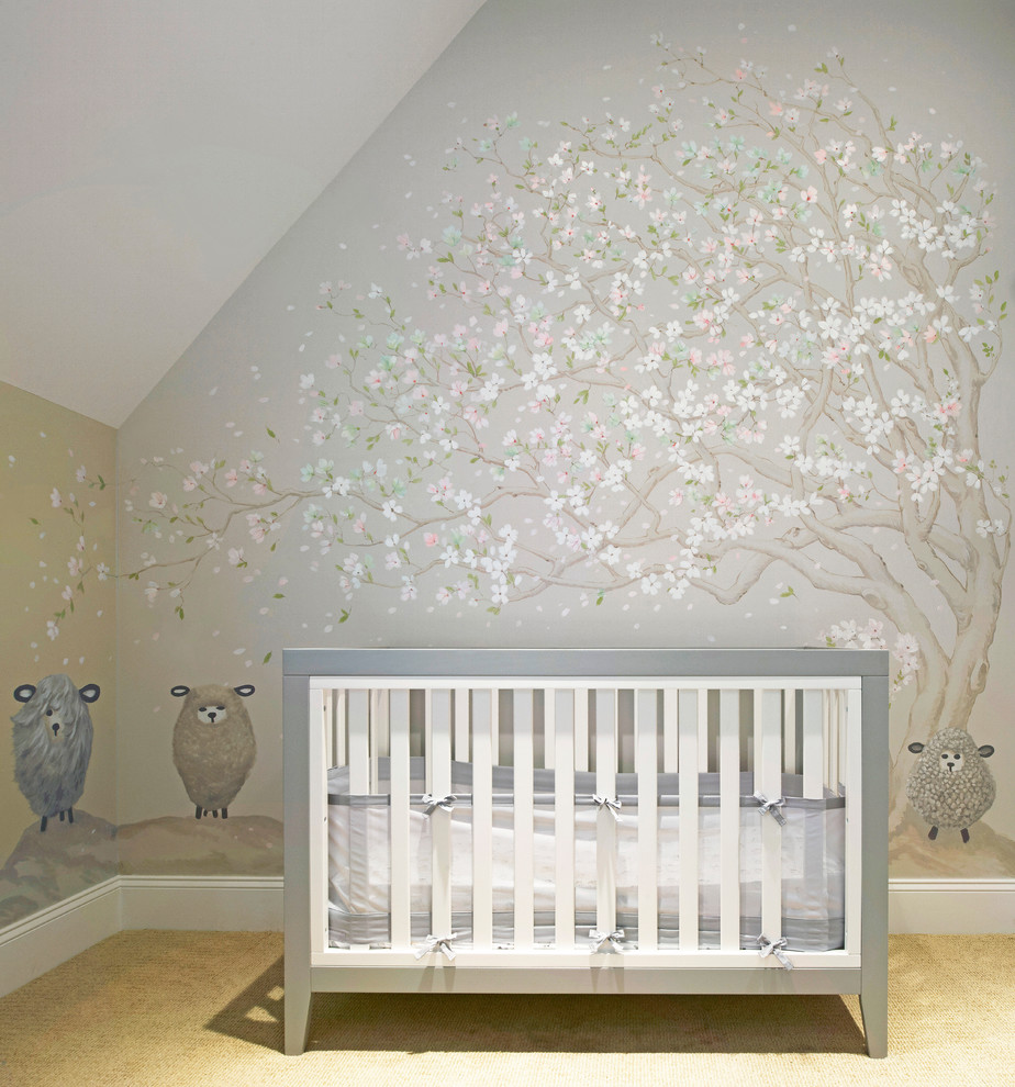 Ejemplo de habitación de bebé neutra tradicional renovada de tamaño medio con paredes multicolor, moqueta y suelo beige