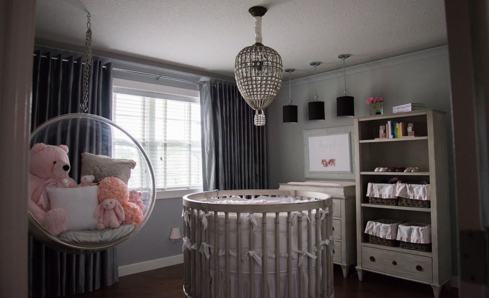 Modernes Babyzimmer in Edmonton